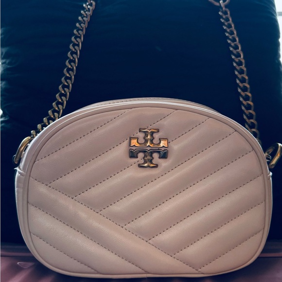 Tory Burch Kira Cream Quilted Zip Top Camera Bag. - Picture 2 of 10